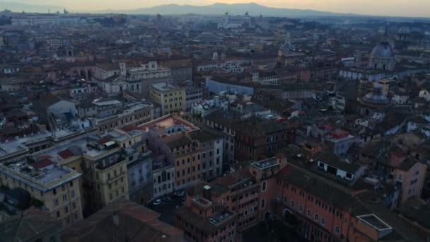 Літаючи над Римом у сутінках, з Катедралами і Altare della Patria в кадрі — стокове відео