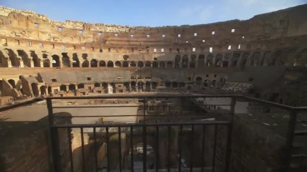 Flying towards the Colosseum, where you can then see construction work going on — Stockvideo