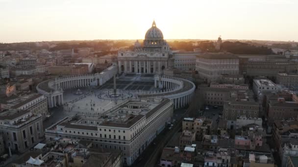 Roma 'da alacakaranlıkta Vatikan şehrine doğru uçuyor. — Stok video