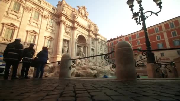 Vliegen omhoog naar de Trevi Fontein — Stockvideo