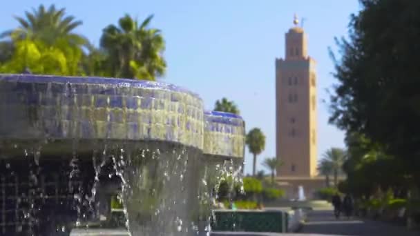 Handheld close-up van een fontein door Koutoubia Mosquein Marrakech, Marokko — Stockvideo