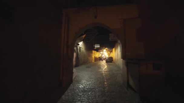 Φορητό Pov shot κινείται μέσα από ένα δρόμο στο Μαρακές, Μαρόκο, τη νύχτα — Αρχείο Βίντεο