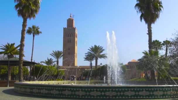 Handheld opname in een baan om een grote fontein op het terrein van de Koutoubia Moskee — Stockvideo