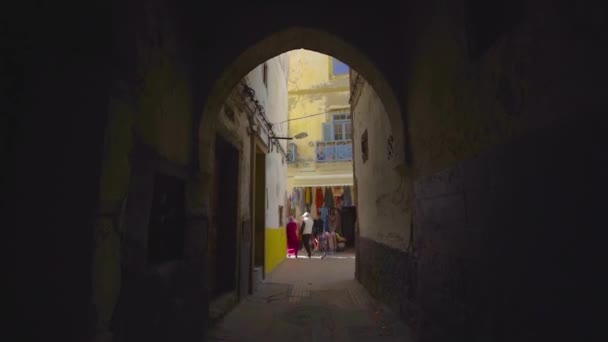 Handheld shot śledzenie przez boczną ulicę w Essaouira, Maroko — Wideo stockowe