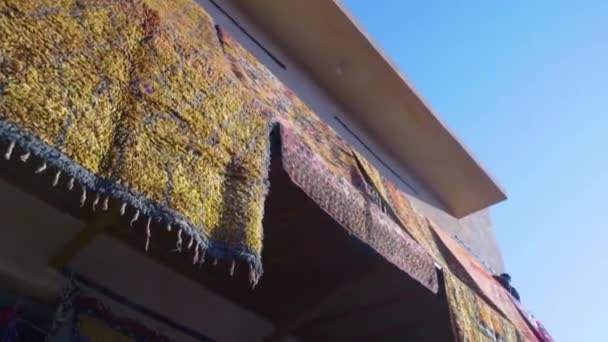 Марокканские ковры на дисплее — стоковое видео