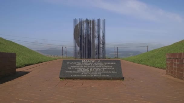 Verso la placca commemorativa Nelson Mendela, a Kwazulu Natal, Sud Africa — Video Stock
