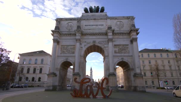 Münchner Triumphbogen und die Liebe zur Skulptur — Stockvideo