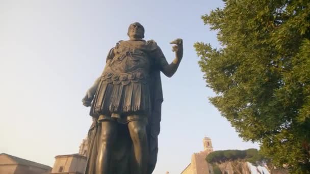 Inquadratura in orbita di una statua di Giulio Cesare sul Colle Palatino, Roma — Video Stock