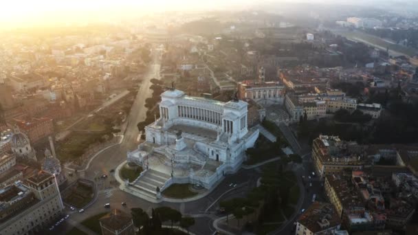 Zdjęcia z orbity ołtarza Ojczyzny o zachodzie słońca w Rzymie — Wideo stockowe