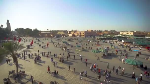 Panning sobre a praça do mercado Jemaa el-Fnaa em Marrakech — Vídeo de Stock