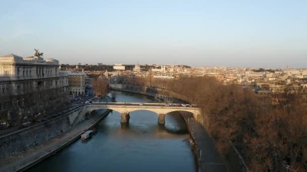 Köprüden geçen arabalarla Tiber nehrinin üzerinde dönüyorlar, Roma — Stok video