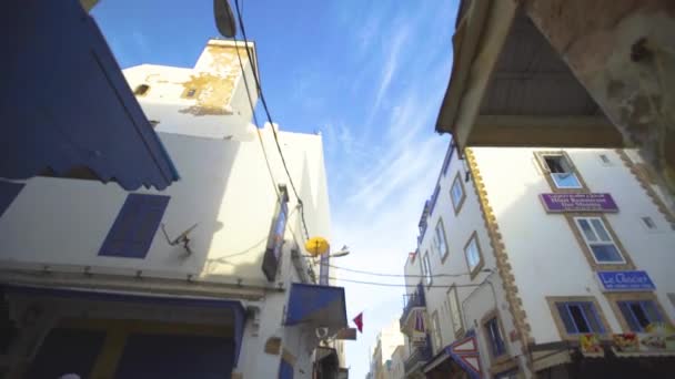 Pov, Essaouira, Fas 'ta dar bir sokakta geriye doğru yürürken vuruldu. — Stok video