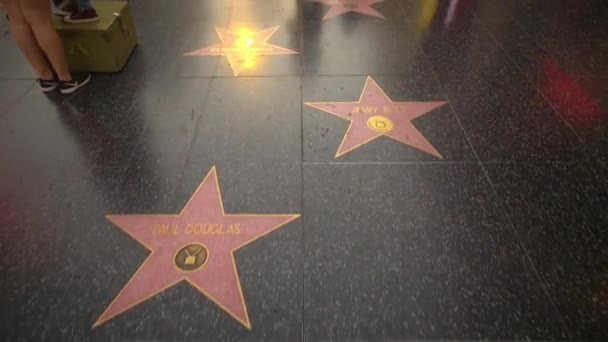 POV tiro andando ao longo da caminhada da fama em Hollywood — Vídeo de Stock