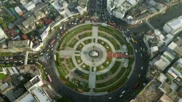 Висхідний повітряний постріл Wong Wian Yai Roundabout в Бангкоку, Таїланд — стокове відео