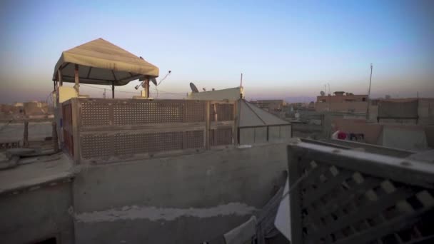 Восхождение над крышами в Марракеше, Марокко, в сумерках — стоковое видео