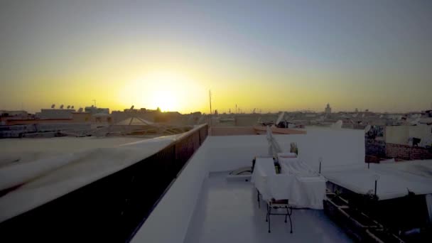 Sorgendo sui tetti a Marrakech, Marocco, al tramonto — Video Stock