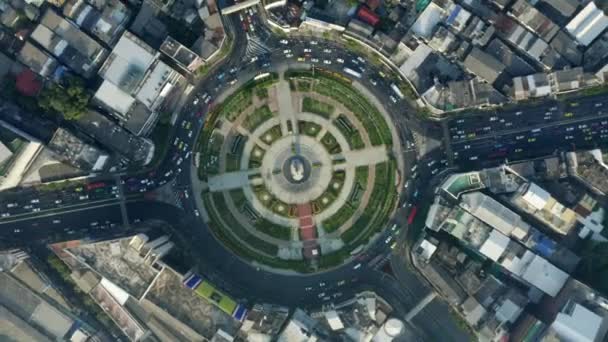 Vista aérea giratoria de la rotonda Wong Wian Yai en Bangkok, Tailandia — Vídeo de stock
