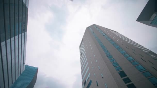 Colpo rotante guardando verso l'alto gli uffici Samsung a Seoul — Video Stock