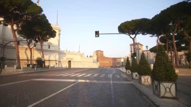 Runner running along Via dei Fori Imperiali with the Altar of the Fatherland in the background — Stock Video