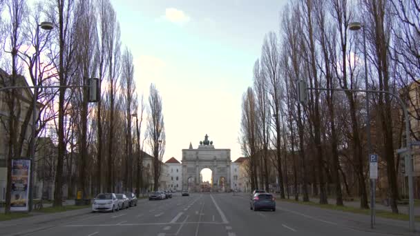 Siegestors triumfbåge i slutet av Leopold Strasse, München, Tyskland — Stockvideo