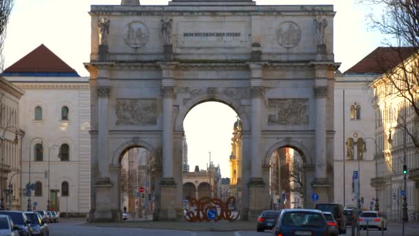 Siegestor en beeldhouwkunst in München — Stockvideo