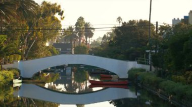 Venedik, La, California 'da bir kanalın üzerinde küçük kırmızı bir kürek.