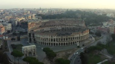Gün batımında Roma 'daki Kolezyum.