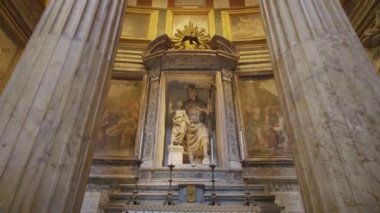 Roma 'da bulunan Pantheon Tapınağı' nın içindeki bir heykel üzerinde ilerliyoruz.