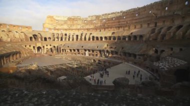 Roma 'daki Colosseum' un içini çekiyoruz.