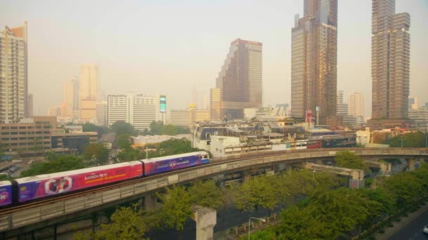 Skytrain проходящий через Бангкок, Таиланд — стоковое видео