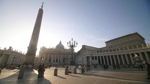 Basílica de San Pedro al atardecer con el obelisco vaticano en primer plano, Ciudad del Vaticano — Vídeos de Stock