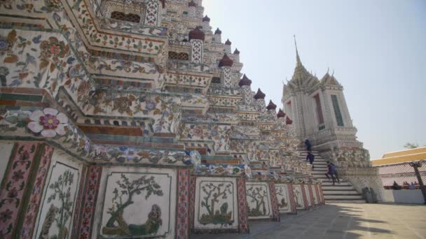 Static shot of decorative details in Wat Arun Temple, Bangkok, Thailand — Stock Video