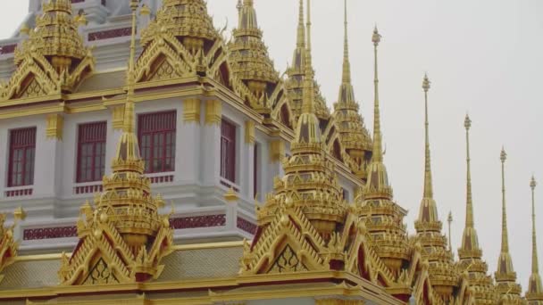 Statikus lövés arany tető spirálok Wat Pho Temple, Bangkok, Thaiföld — Stock videók