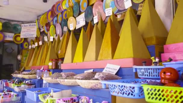 Winkel specerijen en gedecoreerde keramiek in Essaouira, Marokko — Stockvideo