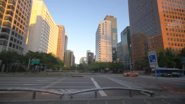 Strada nel distretto di Myeong-Dong a Seoul all'alba — Video Stock