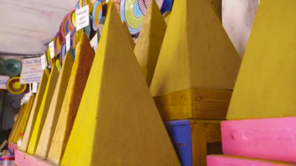 Schaufenster von Gewürzen in Pyramiden in Essaouira, Marokko — Stockvideo