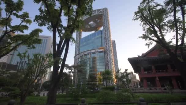 Edificio alto en Meyong-Dong, Seúl al amanecer — Vídeos de Stock