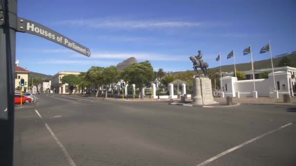 Ingången till husen i parlamentet i Kapstaden, Sydafrika — Stockvideo