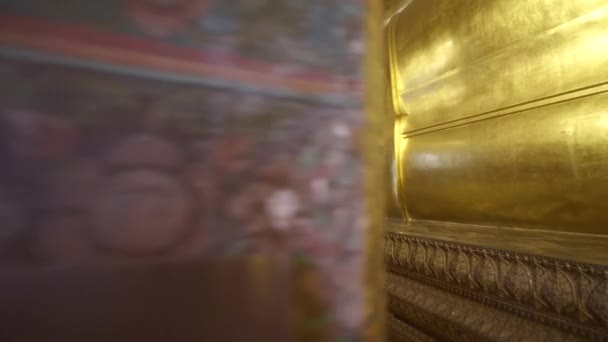 Naklonený Buddha v chrámu Wat Pho, Bangkok, Thajsko — Stock video