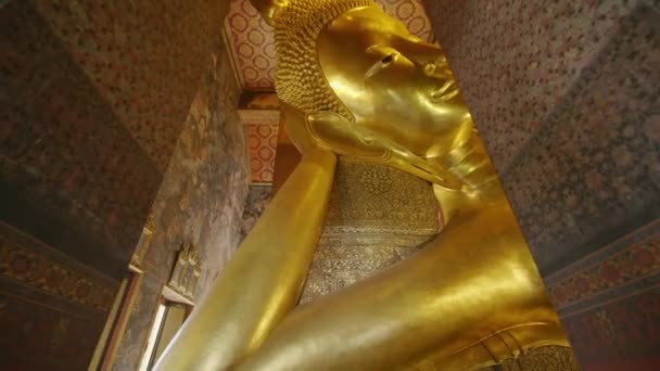 El Buda reclinado en el Templo Wat Pho, Bangkok, Tailandia — Vídeo de stock