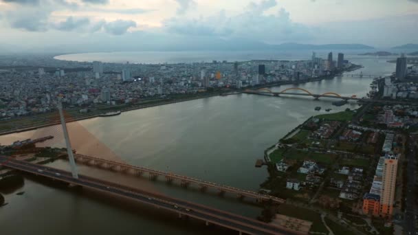 Ponte de suspensão atravessando o rio Hand em Da Nang, Vietnã — Vídeo de Stock