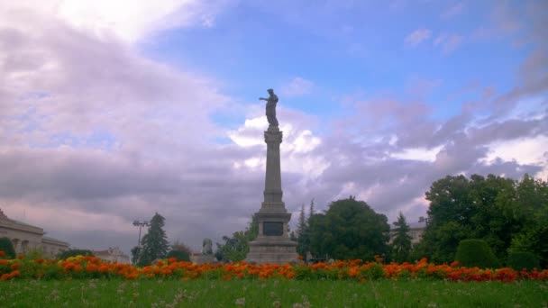 Time lapse of a statue in a poppy field in Sofia, Bulgaria — Stock Video