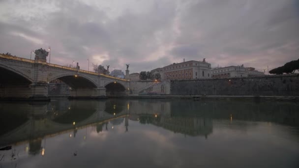 Upływ czasu zachodu słońca nad mostem w Rzymie — Wideo stockowe