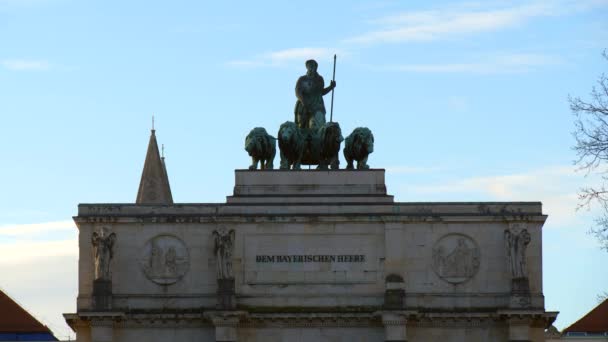 Top van Siegestor overwinningspoort ter herdenking van het Beierse leger in München, Duitsland — Stockvideo