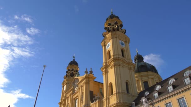 Toren en koepel details van de Theatinekerk St Cajetan in München, Duitsland — Stockvideo