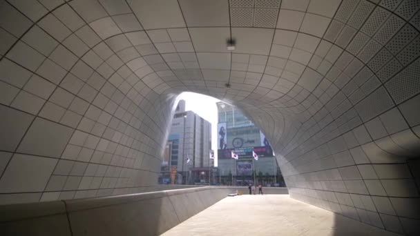 Rastreando hacia atrás a través de un túnel en la plaza de diseño Dongdaemun en Seúl, Corea del Sur — Vídeos de Stock