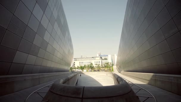 Seguimiento hacia atrás a través de una pasarela en Dongdaemun Design Plaza en Seúl, Corea del Sur — Vídeos de Stock