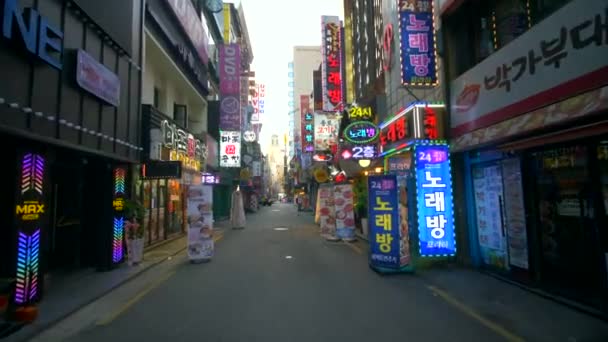 Rastreando una calle al amanecer en Myeong-Dong, Seúl — Vídeos de Stock