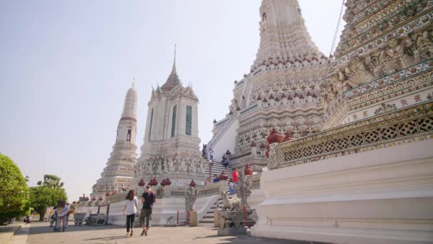 Visitantes del templo budista Wat Arun en Bangkok, Tailandia — Vídeo de stock