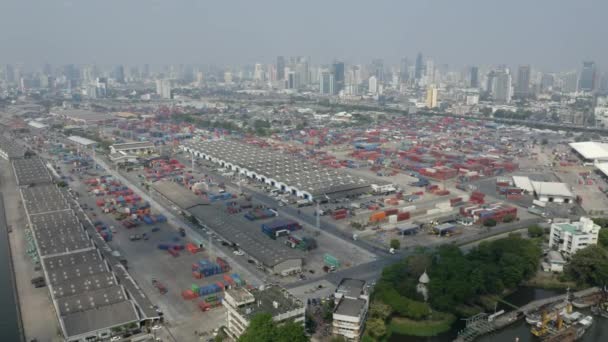 Colpo aereo grandangolare di container e magazzini in un porto container a Bangkok, Thailandia — Video Stock